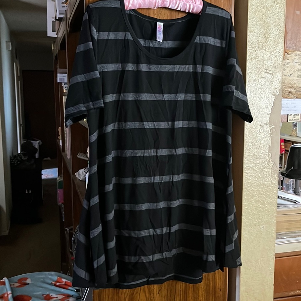 L Lularoe T-shirt